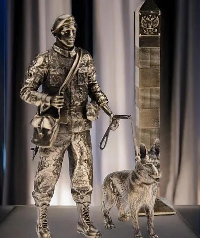 Ручная работа: Бронзовая статуэтка «Пограничник», 140×60×35 мм