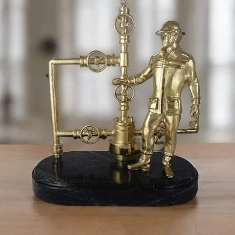 Бронзовая композиция «Газовщик» на долерите — оригинальный подарок