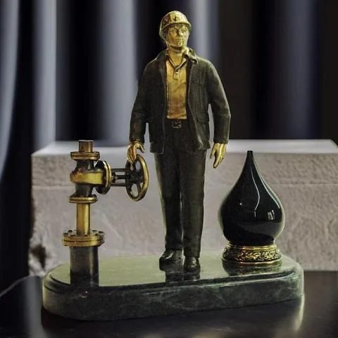 В подарок: Бронзовый сувенир «Работник нефтяной промышленности 4»
