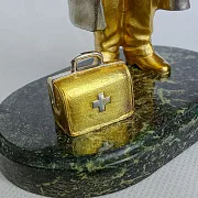 Подарочная бронзовая композиция «Доктор» с позолотой — фотография 4