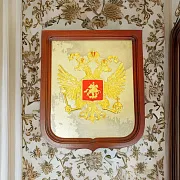 Плакетка «Герб России» из латуни и дерева в подарок — фотография 1