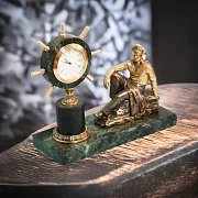 На память: Настольные часы «Моряк» из бронзы и змеевика — фотография 1