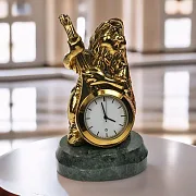 На память: Настольные часы с бронзовым гномом-музыкантом — фотография 1