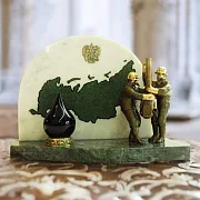 Подарочный бронзовый сувенир «Российская добыча нефти» на камне — фотография 1