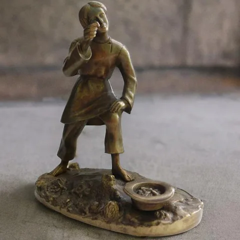 Бронзовая композиция «Мальчик, играющий в бабки» — красивый подарок