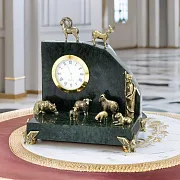 Настольные часы «Охота» на змеевике — оригинальный подарок — фотография 1